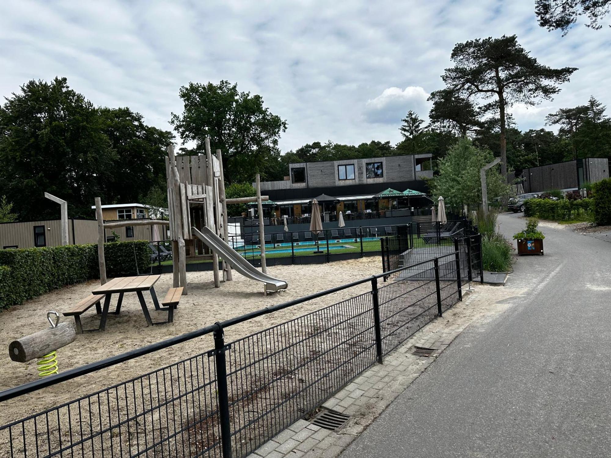 Dubbele Chalet Op Recreatiepark Topparken Op De Veluwe In Beekbergen Met Grote Vrije Tuin En Eigen Parkeerplaats 外观 照片